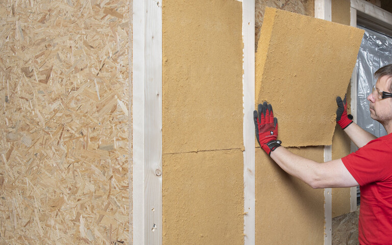 Die Holzfaserdämmplatte Thermoflex wird zwischen die Holzsparren eingesetzt und ist in der Fassadendämmung und Innendämmung einsetzbar.