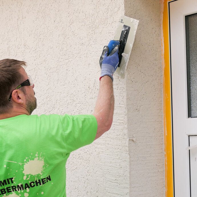 Die Kanten werden beim Strukturieren der Fassade sauber ausgearbeitet.