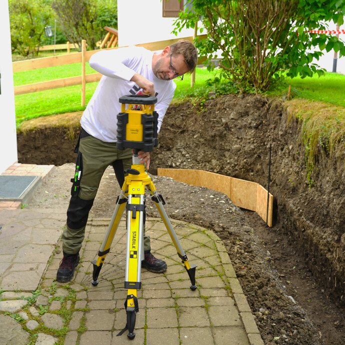 Tiefe der Baugrube für Fundament prüfen