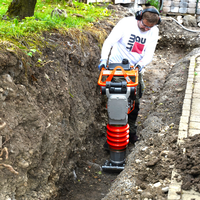 Erdreich in der Baugrube verdichten