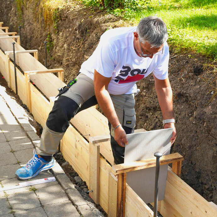 Dehnfuge in die Schalung einsetzen